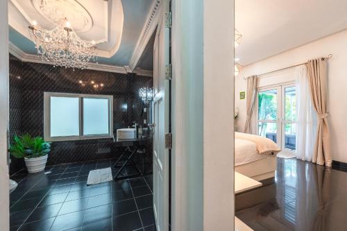 un bagno con lampadario e una camera da letto di Platinum Villa Rawai 76 a Rawai Beach