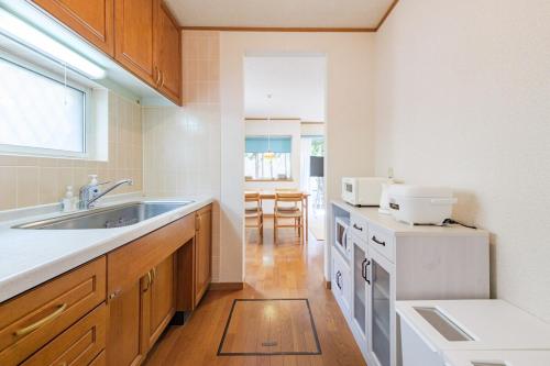 鎌倉市にあるKamakura Hase Houseのシンクとカウンターのあるキッチン