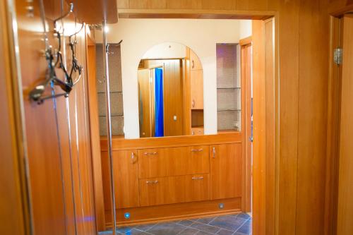 チャイコフスキーにあるГостиница квартирного типаのバスルーム(木製キャビネット、鏡付)