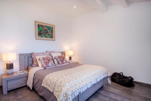 a bedroom with a large bed with pink pillows at Luna Rossa in Piana