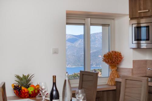 a kitchen with a window with a view of a mountain at Luna Rossa in Piana
