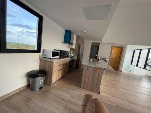 Kuchyň nebo kuchyňský kout v ubytování Majestic Lakefront Penthouse with Jacuzzi The City Beach Punta Cana RD