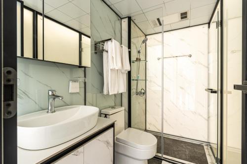 ein Badezimmer mit Waschbecken und Toilette in der Unterkunft Bubble Glamping con credito Consumible! in Sosúa