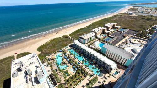 een luchtzicht op een resort en het strand bij Penthouse Jr Unrivaled Luxury Insane Views in South Padre Island