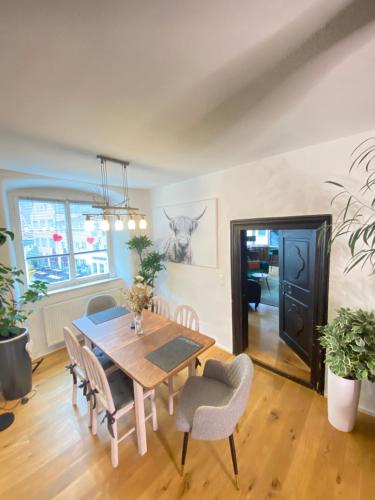 イスニー・イム・アルゴイにあるModerner Altstadttraumのテーブルと椅子のあるダイニングルーム