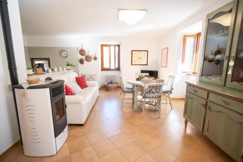 a living room with a couch and a table at Al Veciarin in Lundo