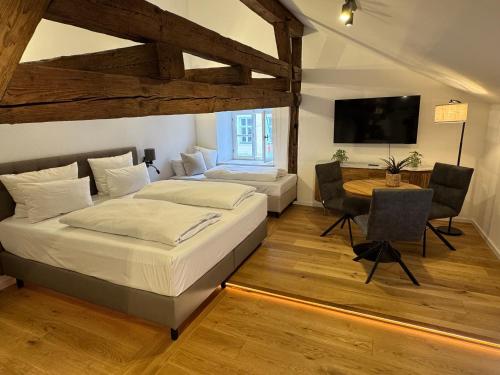 een slaapkamer met 2 bedden, een tafel en een televisie bij Altstadt Apartments 27 in Beilngries