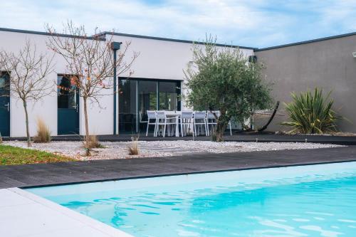 Πισίνα στο ή κοντά στο La Villa Marais