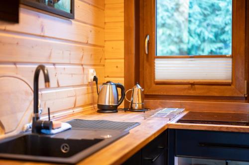 Η κουζίνα ή μικρή κουζίνα στο Domki Janosik - Prywatny stylowy domek w górach, przyjazny psom, ogrodzony ogród