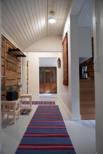 a hallway with a colorful rug on the floor at Willa Wanha Apteekki in Seinäjoki