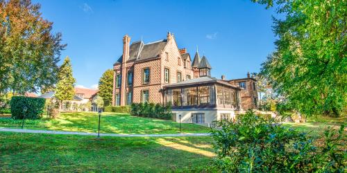 a large brick house with a large yard at Verneuil la douce in Verneuil d’Avre et d’Iton