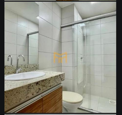 ein Badezimmer mit Toilette und Glasdusche in der Unterkunft Apartamento na DOCA in Belém