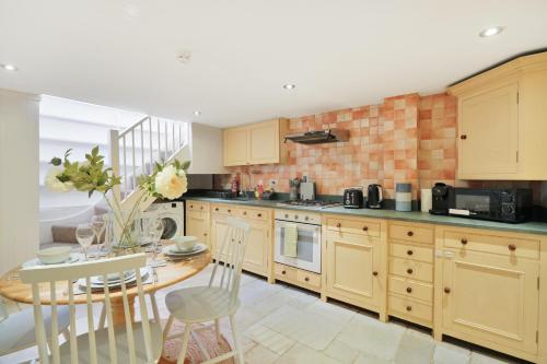 Η κουζίνα ή μικρή κουζίνα στο Cosy Richmond Home Walk to Station & River