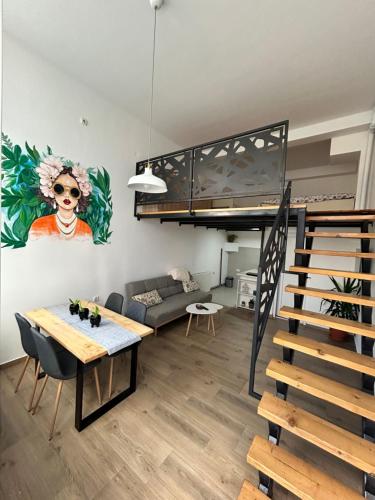 una sala de estar con una cama tipo loft y una mesa de comedor en La Hitana, en Lazarevac