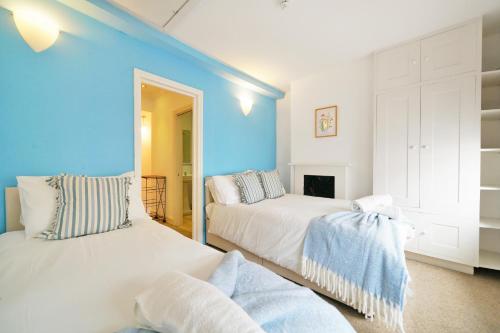 Ένα ή περισσότερα κρεβάτια σε δωμάτιο στο Cosy Richmond Home Walk to Station & River