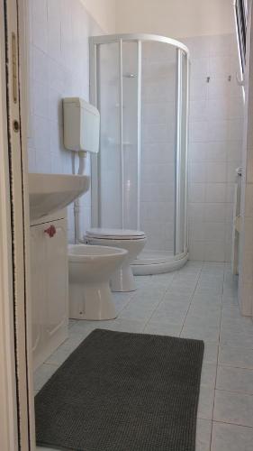 Un baño con inodoro, ducha y lavabo. en Cristina' s flat, en Misano Adriatico