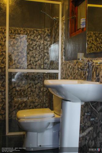 a bathroom with a sink and a toilet at New Ella Nature View in Ella