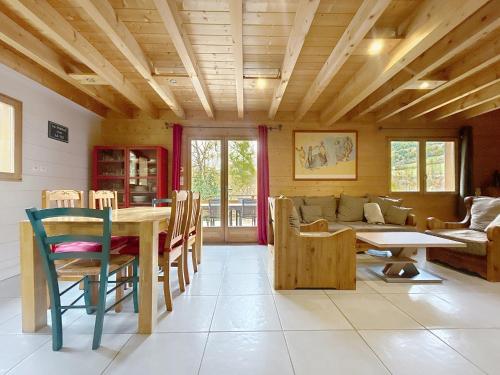 a living room with a table and a couch at Chalet en bois avec très belle vue sur la montagne in Colmars