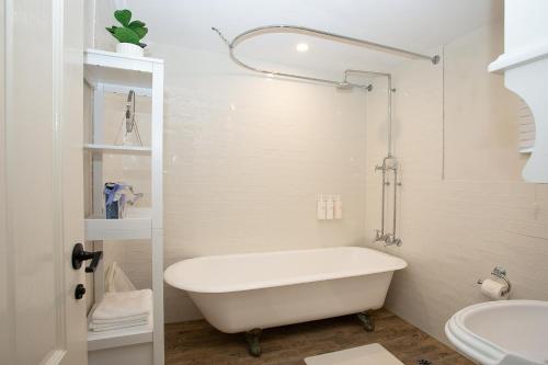 Koupelna v ubytování Luxe Pyrmont Apartment - Stylish 2BR Stay Near Darling Harbour