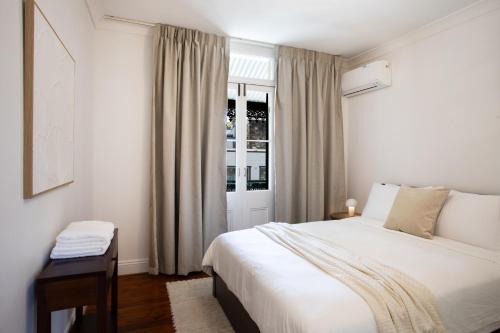 Postel nebo postele na pokoji v ubytování Luxe Pyrmont Apartment - Stylish 2BR Stay Near Darling Harbour