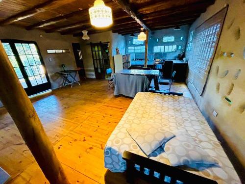 une pièce avec un lit et une table dedans dans l'établissement Tierra de Arroyo, Mallin-Tanti, à Tanti