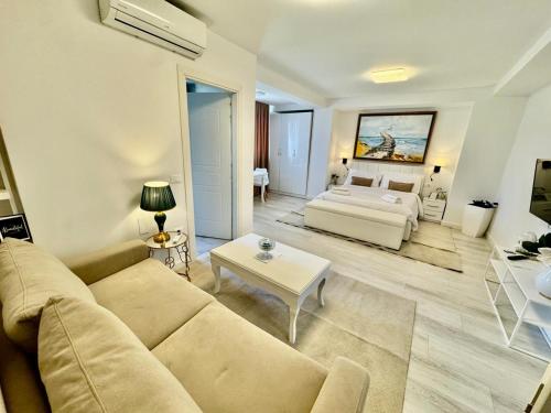 Ένα ή περισσότερα κρεβάτια σε δωμάτιο στο Wilson Garden view Tirana