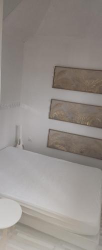 una habitación blanca con estantes de madera en la pared en Les coquelicots, en Maimbeville