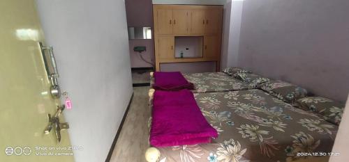 Postel nebo postele na pokoji v ubytování Shree chendur Residency Roomstay