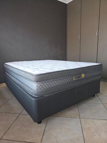 un colchón sentado en el suelo en una habitación en The Good Samaritan 2, en Witbank