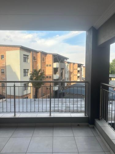 einen leeren Balkon mit Blick auf Gebäude in der Unterkunft Micasa Su Casa! in Boksburg