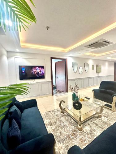 拉合尔Gold crest mall Two Bed Luxury Apartment - Mirhaa Homes的带沙发和咖啡桌的客厅