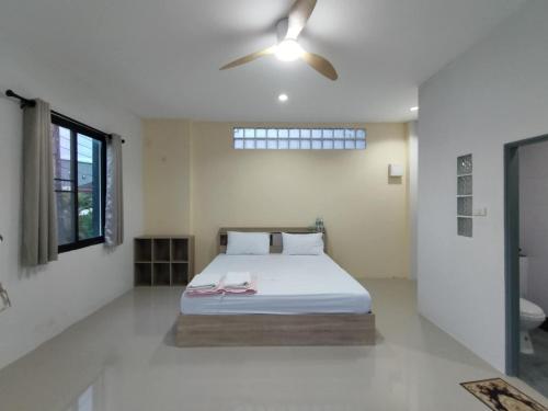 a bedroom with a bed and a ceiling fan at Krabi Rooms - Appartment 4 in Krabi town