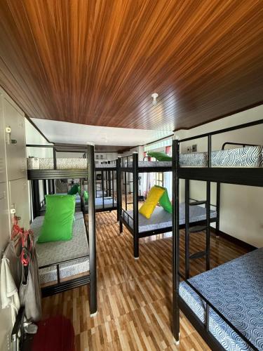 um grupo de beliches em um quarto em Bancasi Hostel Shared Dormitory em Butuan
