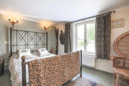 Ένα ή περισσότερα κρεβάτια σε δωμάτιο στο Les années platine- Rochefort