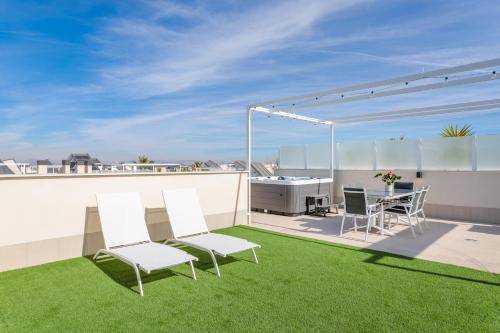 Private jacuzzi, heated pool, summer kitchen, AC