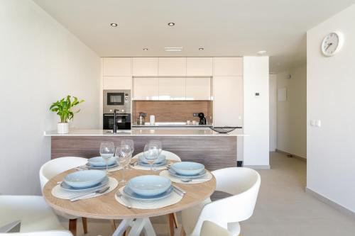 Private jacuzzi, heated pool, summer kitchen, AC