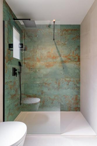 a bathroom with a tub and a sink and a toilet at Private jacuzzi, heated pool, summer kitchen, AC in Torrevieja