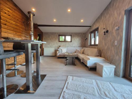 SteinheimにあるFerienhaus Sauerbléckのソファとテーブルのあるリビングルーム