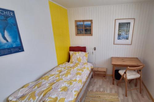 Llit o llits en una habitació de Nuannivik Cottage