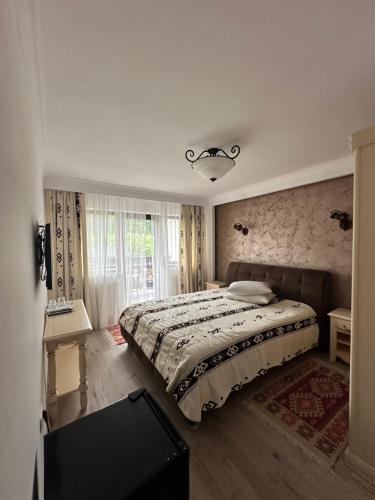 Postel nebo postele na pokoji v ubytování Pensiunea Casa Doamnei Voronet