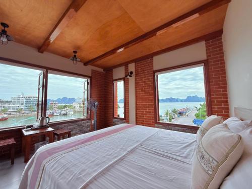 Un pat sau paturi într-o cameră la Cánh Buồm Homestay