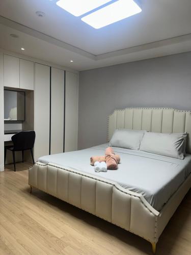 Postel nebo postele na pokoji v ubytování Condo in Clark! Spacious Studio in L Building