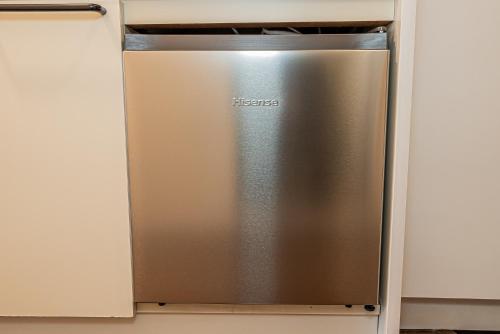 東京にあるsakura 202のキッチンにあるステンレス製の冷蔵庫