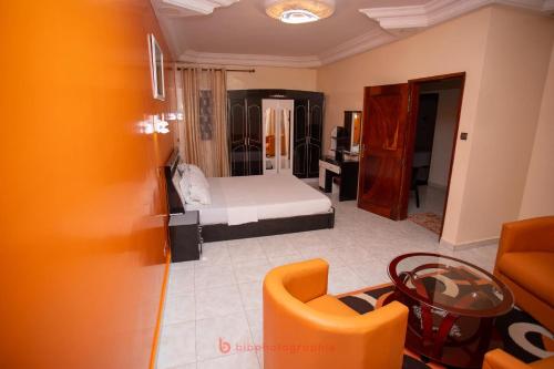 a living room with a bed and a couch at Residence Cabral in Guediawaye