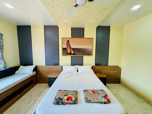 Ένα ή περισσότερα κρεβάτια σε δωμάτιο στο Trinetra Yatri Niwas