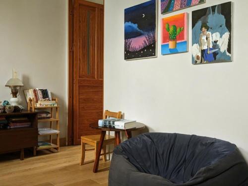 Posezení v ubytování Blue house w garden & mountain view near center