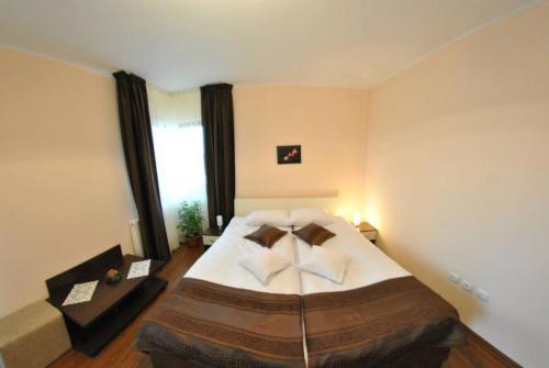 a bedroom with a large bed and a couch at Pensiunea Queen Mary in Sînpetru