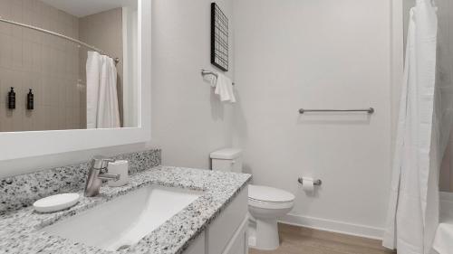 Ένα μπάνιο στο Landing Amazing 1BD Gym Clubhouse