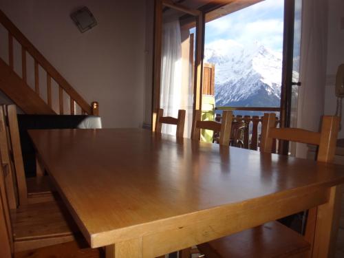Nespecifikovaný výhled na hory nebo výhled na hory při pohledu z aparthotelu
