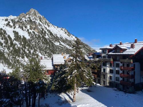 a resort in the snow with a mountain at Grande Marmotte, Ski aux pieds, Le Refuge du Montagnard, Arc 1950 in Bourg-Saint-Maurice